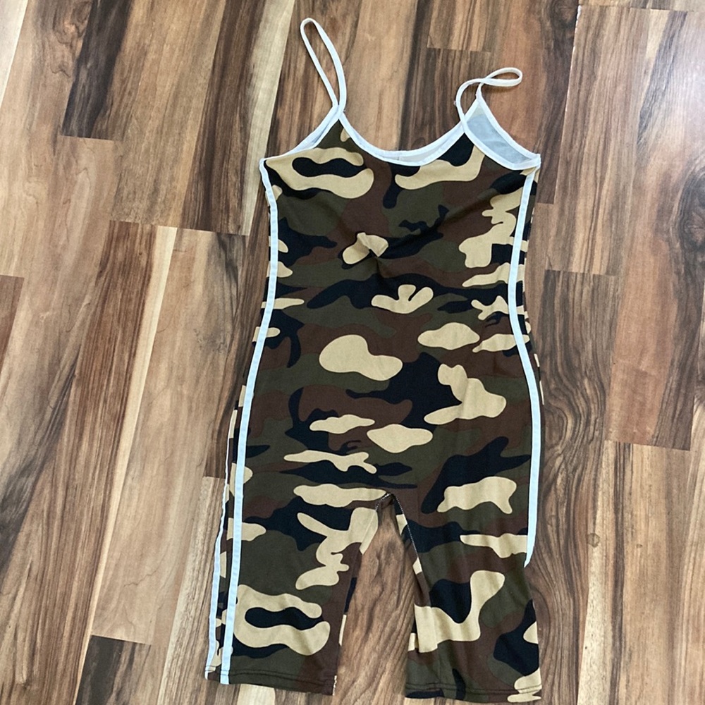 I don't know the brand but it is a size small. It's a camouflage jumpsuit :)